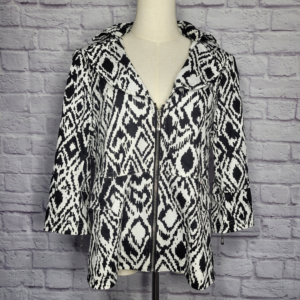 Black and White Geometric 3/4 Sleeve Zippered Blazer with Silver Accents